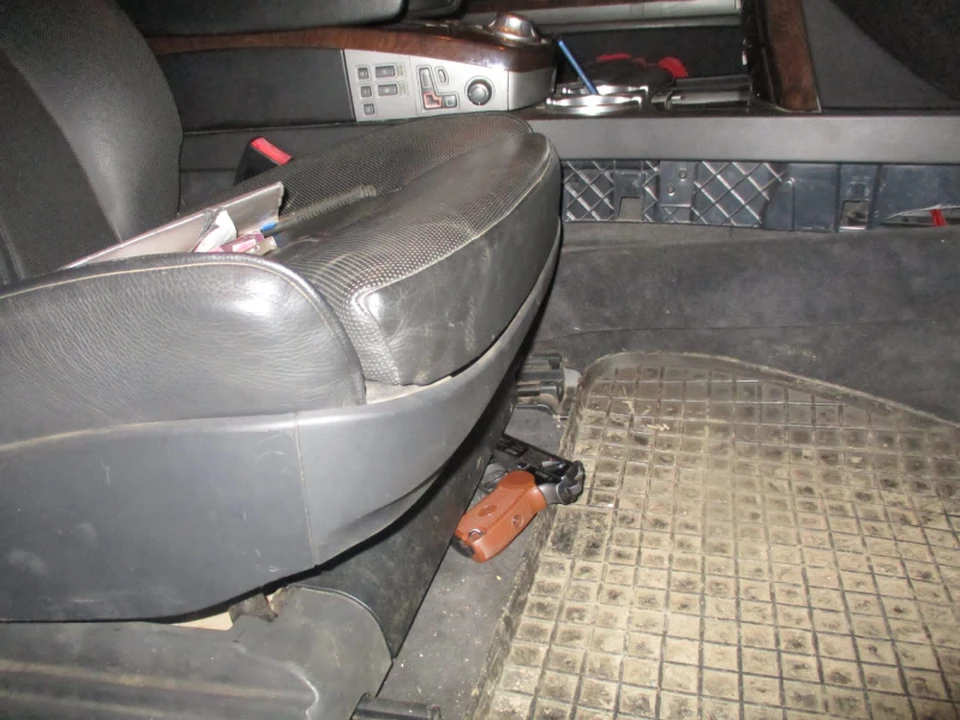 Пистолет нашли под пассажирским сиденьем, а патроны - в подлокотнике