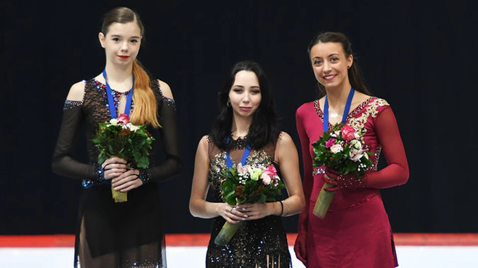 Декабрь 2019-го. На пьедестале (слева направо): Виктория Сафонова (175 см), Елизавета Туктамышева (157 см) и Николь Шотт (164 см). Фото twitter.com