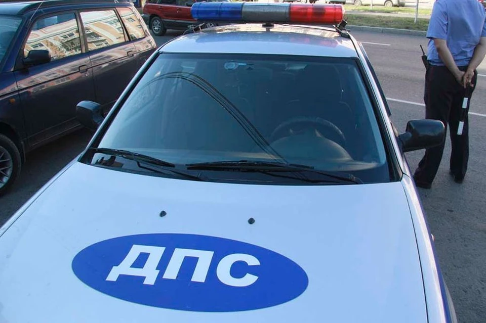 Сотрудники ГИБДД стояли рядом с управлением полиции