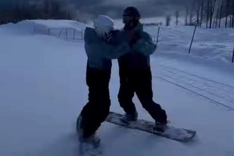 Инструкторы с легкостью закружились в вальсе на снегу Фото: кадр из видео