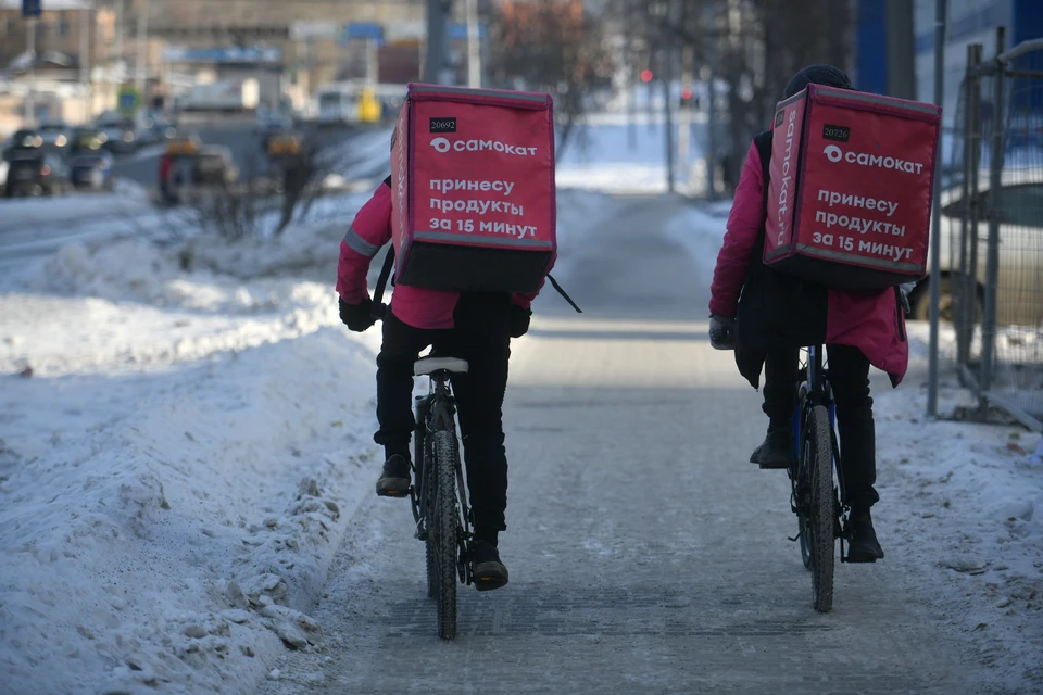 Велокурьер работал в службе доставки «Самокат» — они доставляют заказы на велосипедах в любое время года