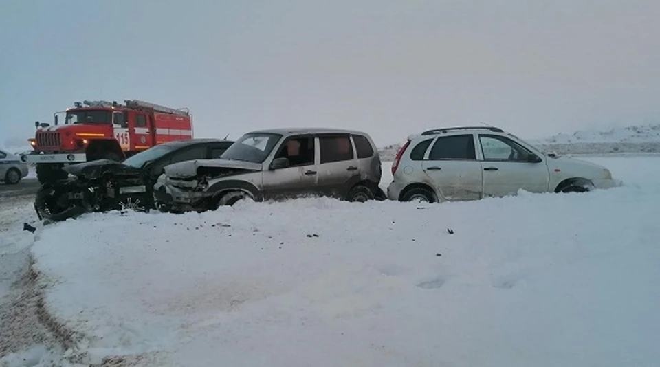 Автомобили отбросило на обочину. Фото: ГУ МВД по Самарской области