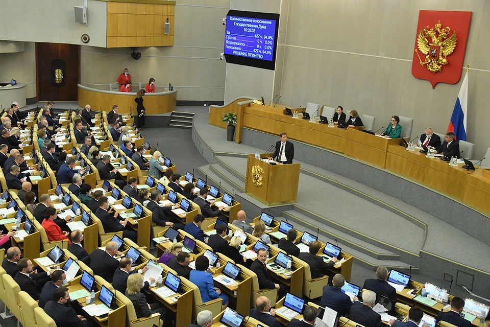 Депутаты только с помощью голосования смогли решиться отправлять документ о необходимости признания Донецкой и Луганской народных республик сразу Путину.