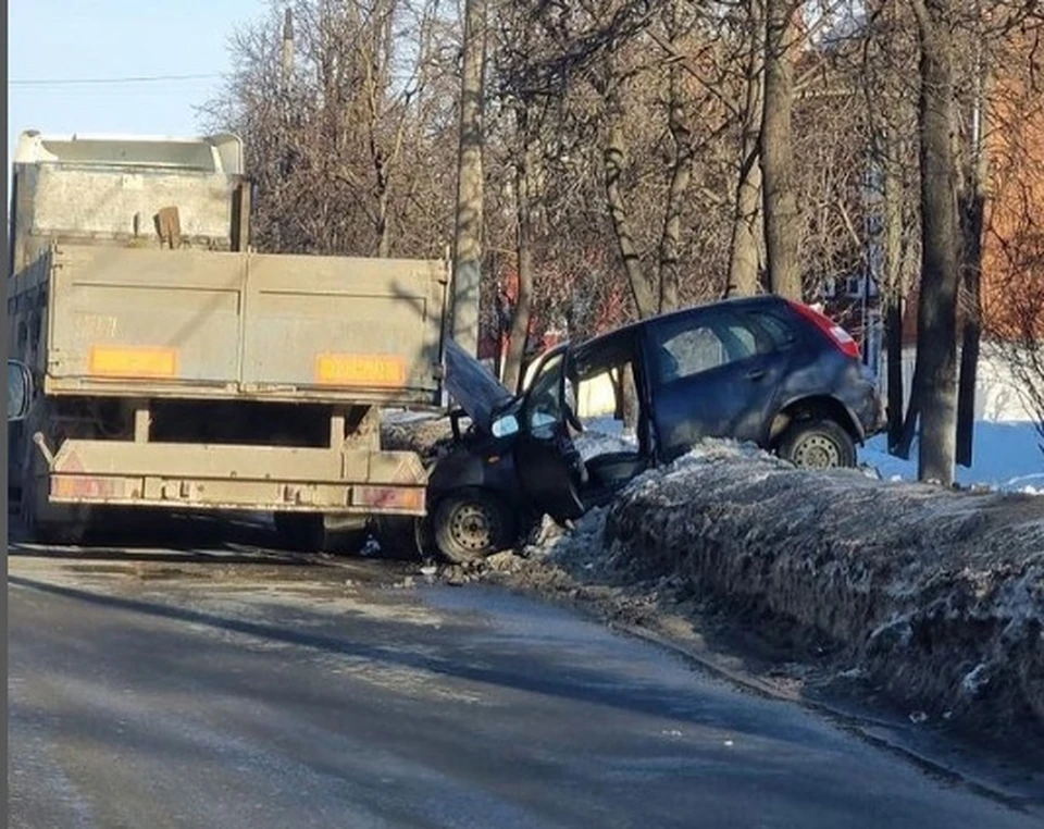 На улице Кирова в Туле легковушку, повисшую на сугробе, ударил проезжавший грузовик
