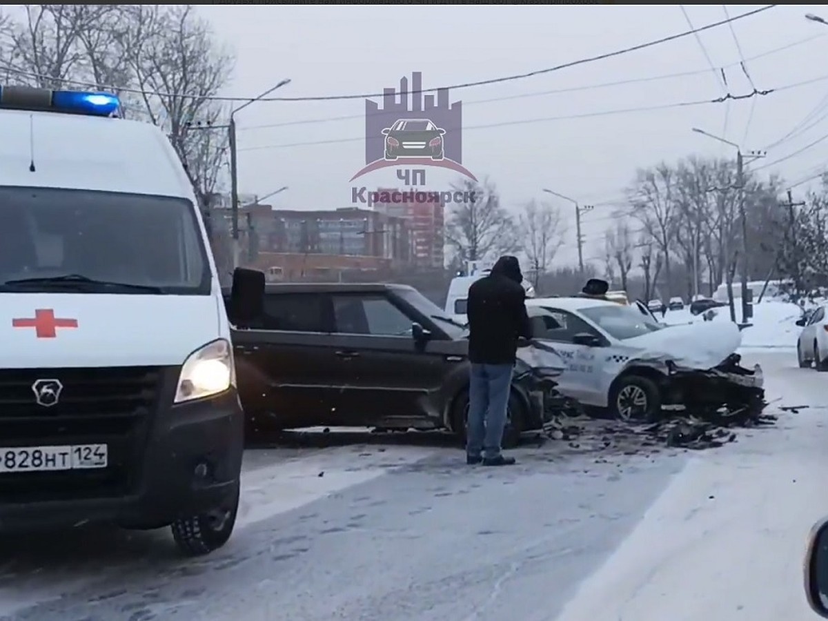 В Красноярске на Калинина из-за снегопада столкнулись 3 автомобиля на  встречке - KP.RU