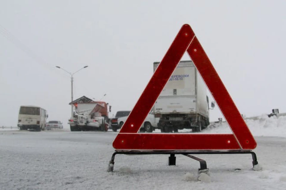 Грузовик «ЗИЛ» и Volkswagen столкнулись на трассе в Смоленской области.
