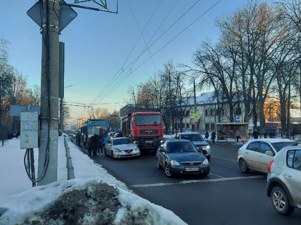 На улице Дмитрия Ульянова в Туле столкнулись Toyota и большегруз