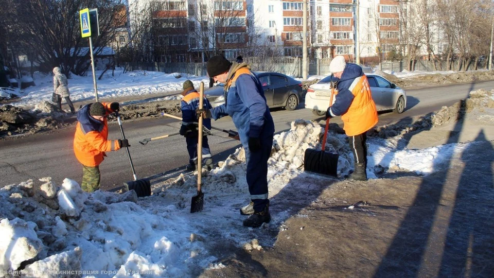 С гололедом на рязанских улицах борются 70 сотрудников Дирекции благоустройства. Фото: admrzn.ru.
