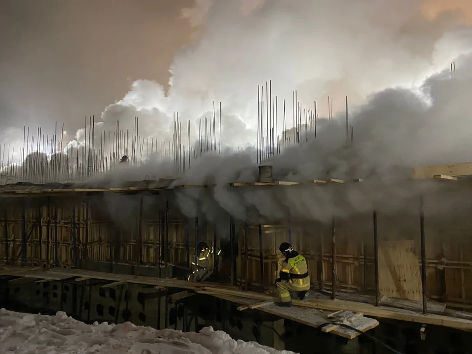 16 газовых баллонов вынесли из пожара в строящемся доме под Иркутском