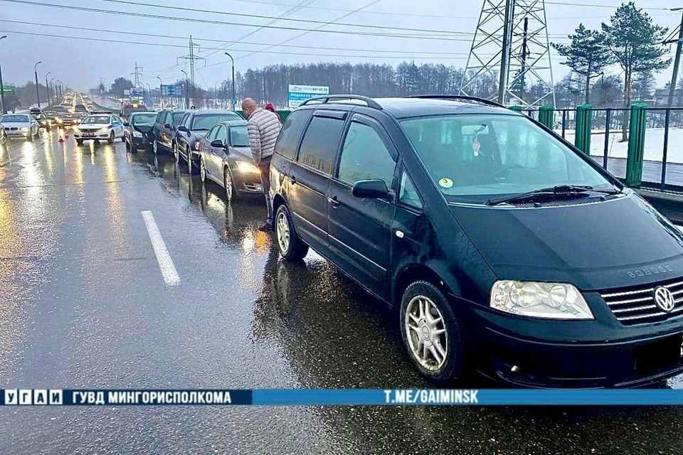 К трем попавшим в ДТП автомобилям "приехали" еще семь. Фото ГУВД Мингорисполкома