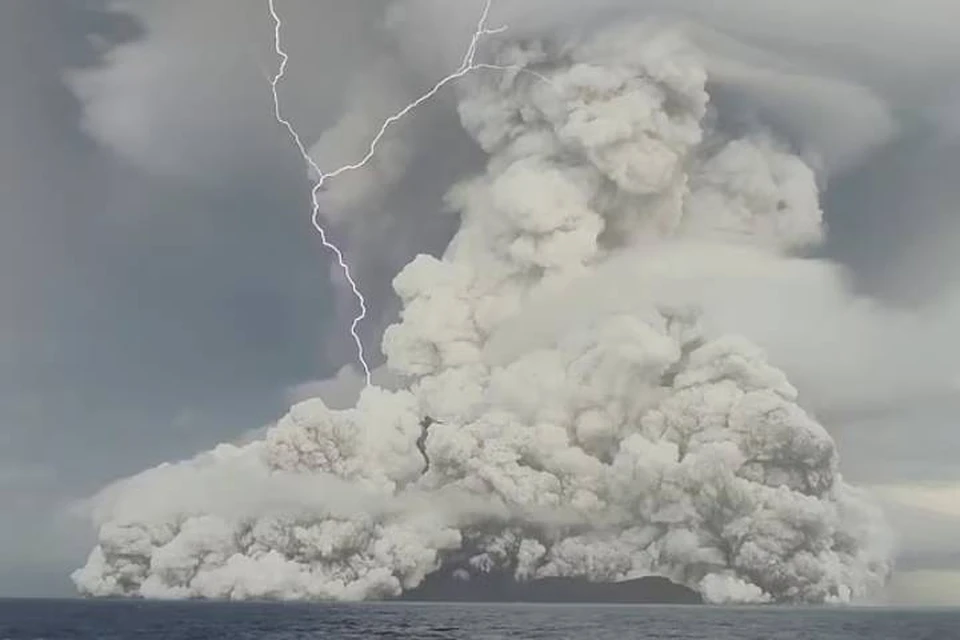 Молнии, сверкавшие в облаках пепла над вулканом, фиксировали приборы метеорологов.