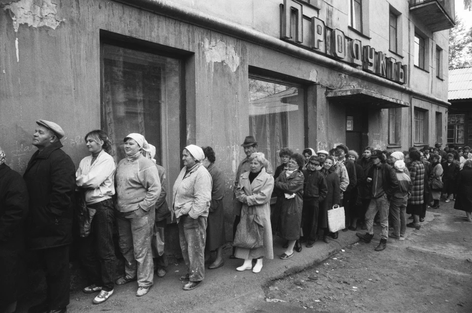 1991 г. Очередь за хлебом в продуктовый магазин. Фото: Владимир Саяпин/ТАСС