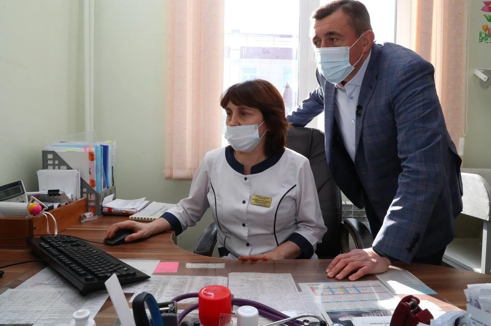 Губернатор Лимаренко интересуется графиком загруженности врачей амбулатории