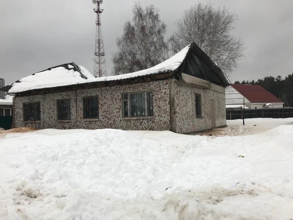 В деревне Полково под Рязанью у здания местной администрации обрушилась крыша. Фото: НРВК.