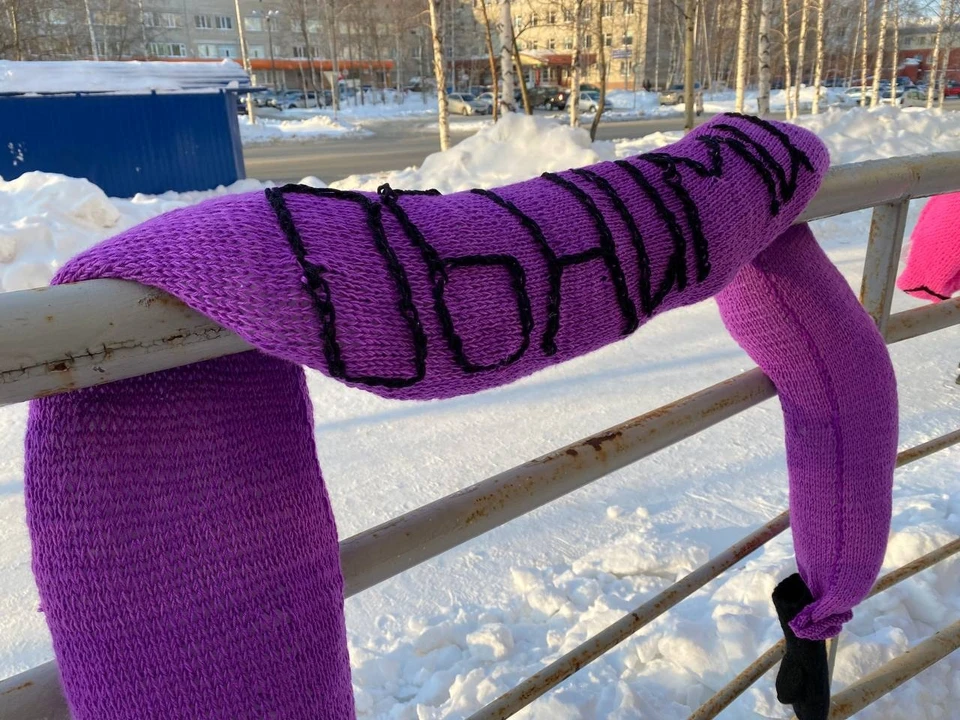 Объемные вязаные шарфы появились на территории ресурсного центра «ДоброДом» Фото: департамент общественных коммуникаций администрации Нижневартовска