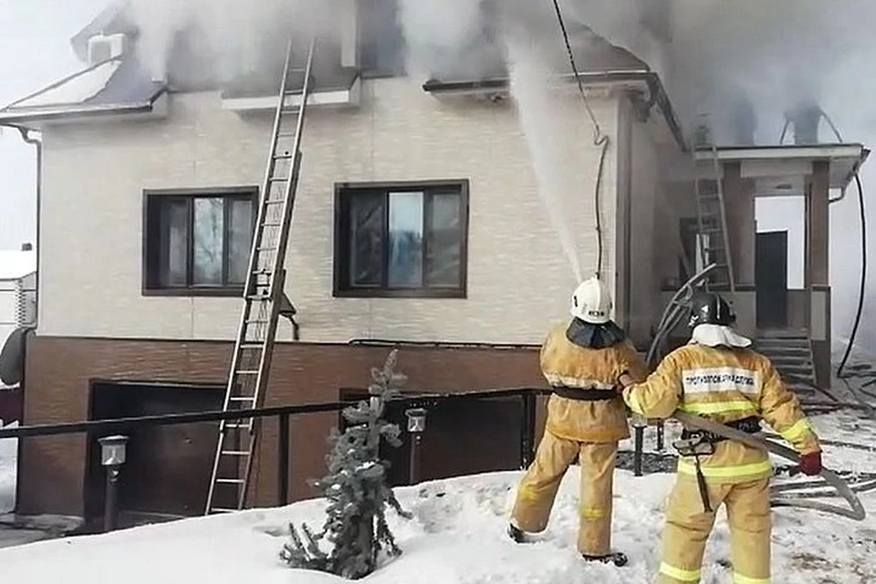 От огня дом отстаивали 32 специалиста. Фото: пресс-служба ГУ МЧС России по ПК.