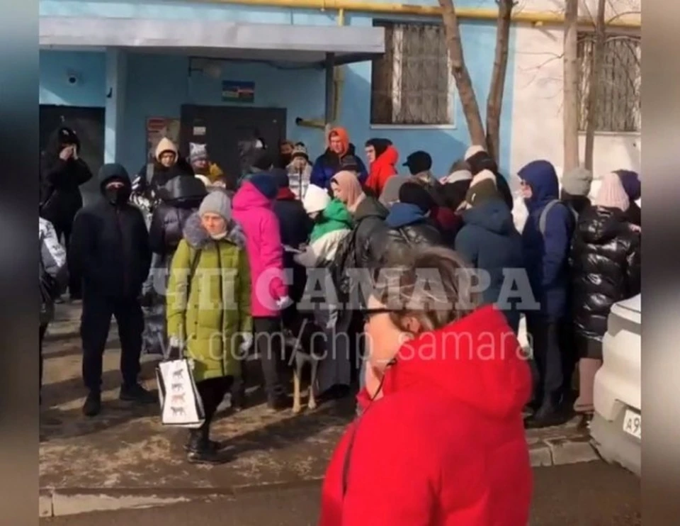 Люди собрались возле дома убийцы. Фото: "ЧП Самара"