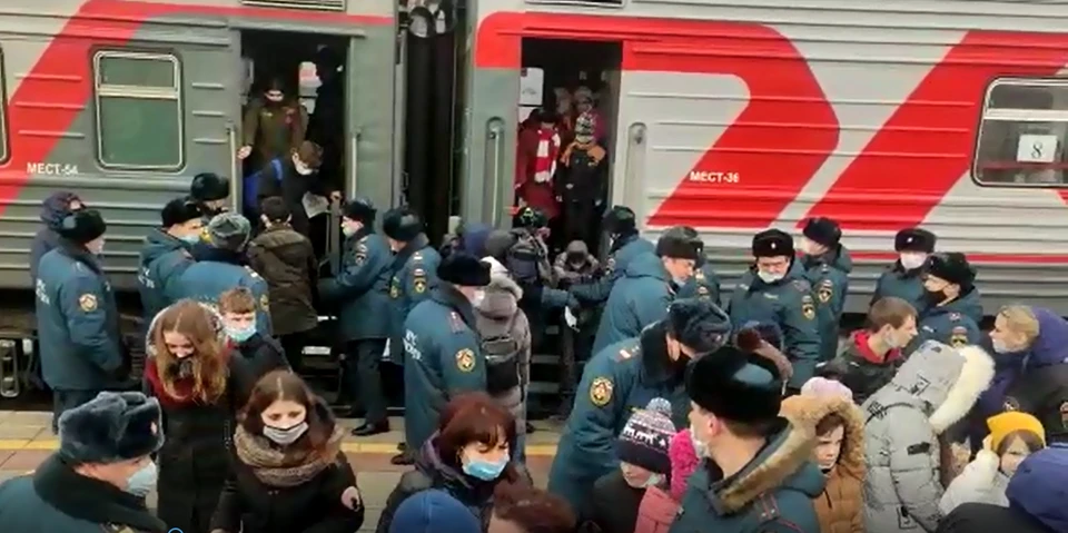 Встреча второго поезда беженцев на вокзале "Воронеж-1".