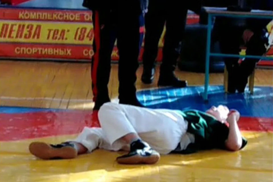 Мальчик упал на маты и уже не смог подняться. Фото: скрин видеозаписи с соревнований