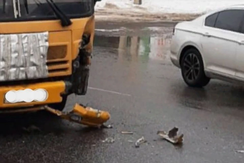 В Ярославле автобус столкнулся с трактором. ФОТО: группа "Жесть Ярославль" ВКонтакте