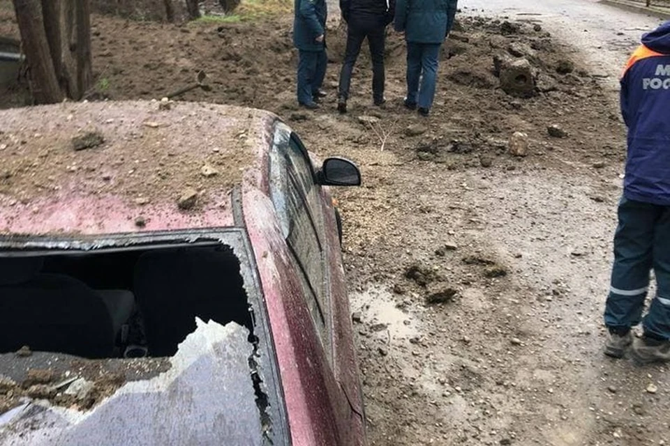 Из-за взрыва пострадал автомобиль. Фото: пресс-служба ГУ МЧС по Краснодарскому краю