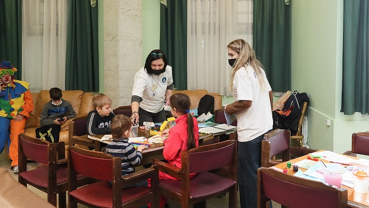 Беженцев с Донбасса в Волгоградской области будут расселять в больницы,  школы, детские лагеря - KP.RU