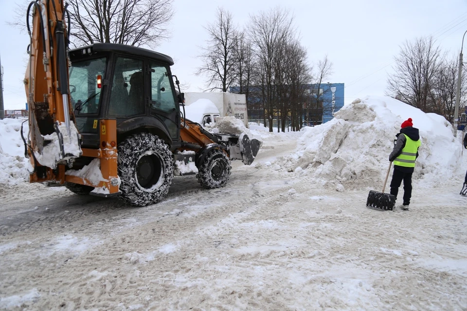 Завершить расчистку тротуаров планируется в течение двух недель. Фото: izh.ru