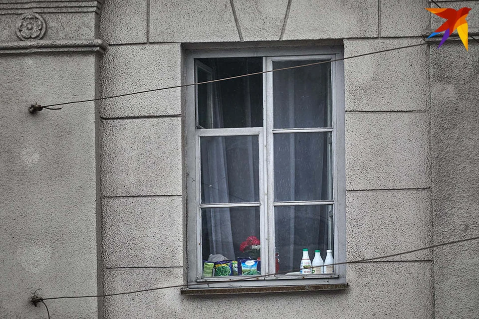 Во время капремонта деревянные окна на пластиковые в Беларуси перестали заменять 9 лет назад. Отменили и обязательное утепление фасадов домов, теперь эта услуга по желанию жильцов и частично за их деньги.
