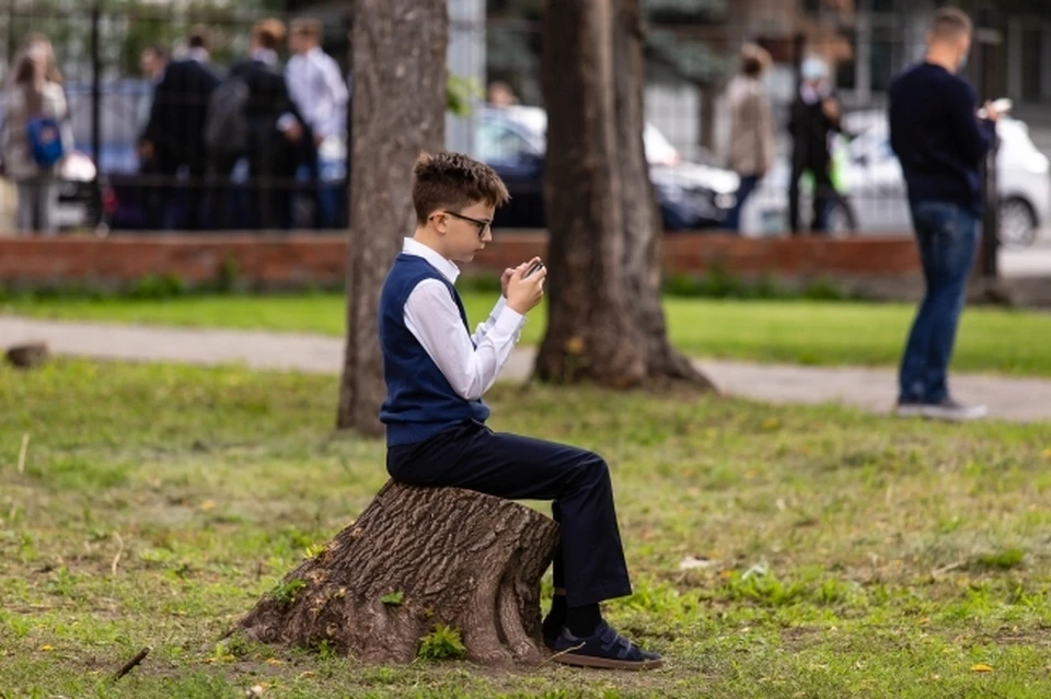 Хабаровских школьников могут лишить мобильных телефонов на занятиях