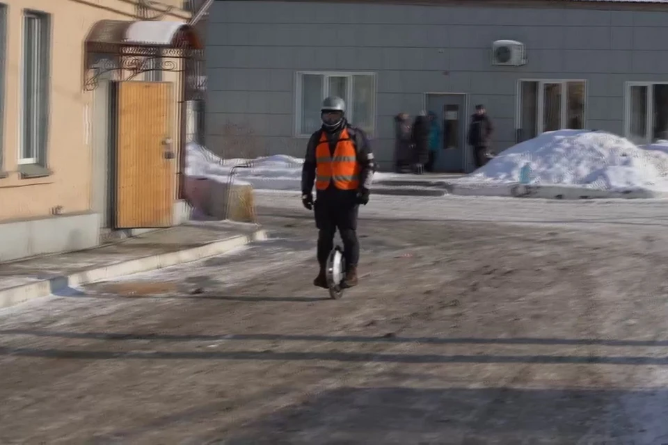 В Красноярске перегонщик троллейбусов по пути на работу проехал на моноколесе всю Россию. Стоп-кадр видео