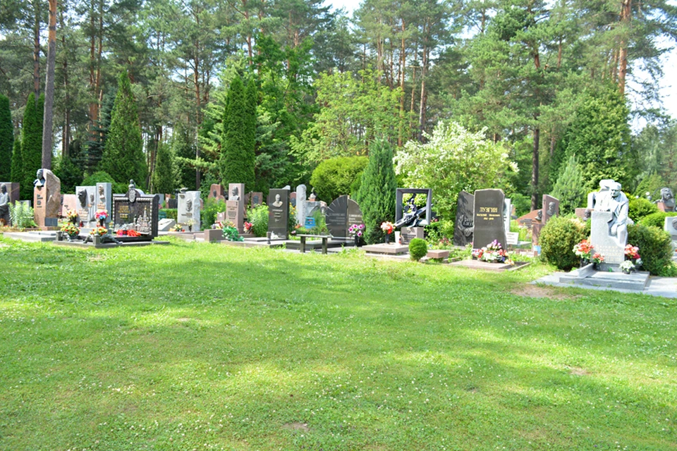 В родительские субботы люди идут в храмы и на кладбища, чтобы помянуть своих предков. Фото: ritual-minsk.by