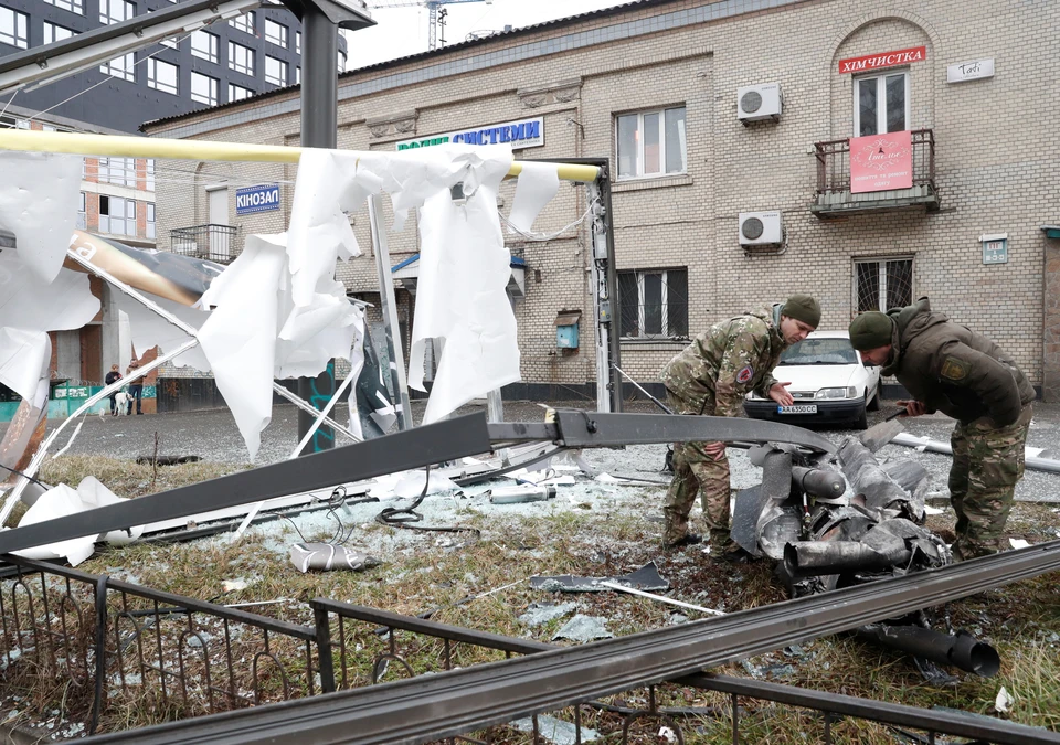 Полицейские изучают место падения ракеты на улицах Киева.