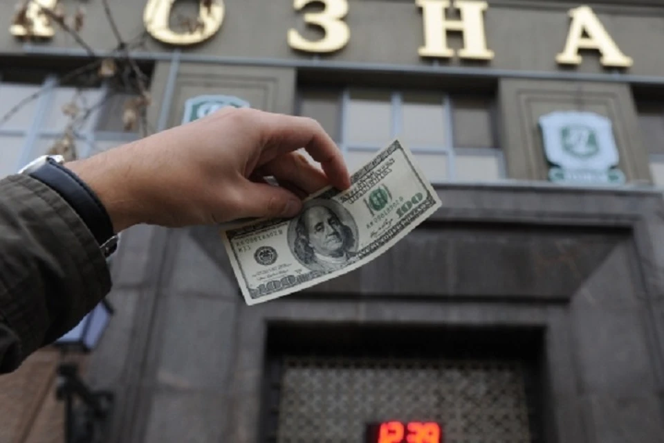Рубль продолжает падение, а доллар и евро растут на фоне спецоперации на Донбассе.