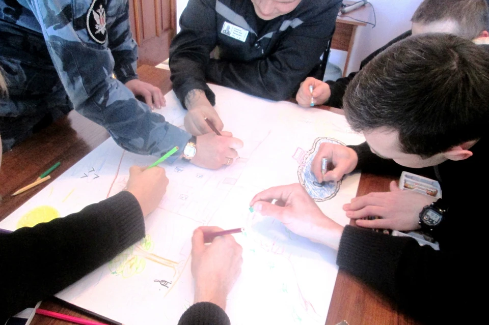 Для обучения умению взаимодействовать между собой успешно применяется методика совместного рисунка «Дом, который мы построили вместе». Фото: УФСИН по Самарской области
