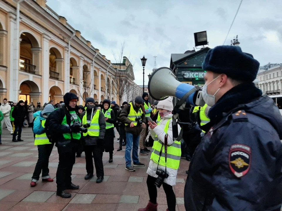 Несанкционированный митинг начался в Петербурге.