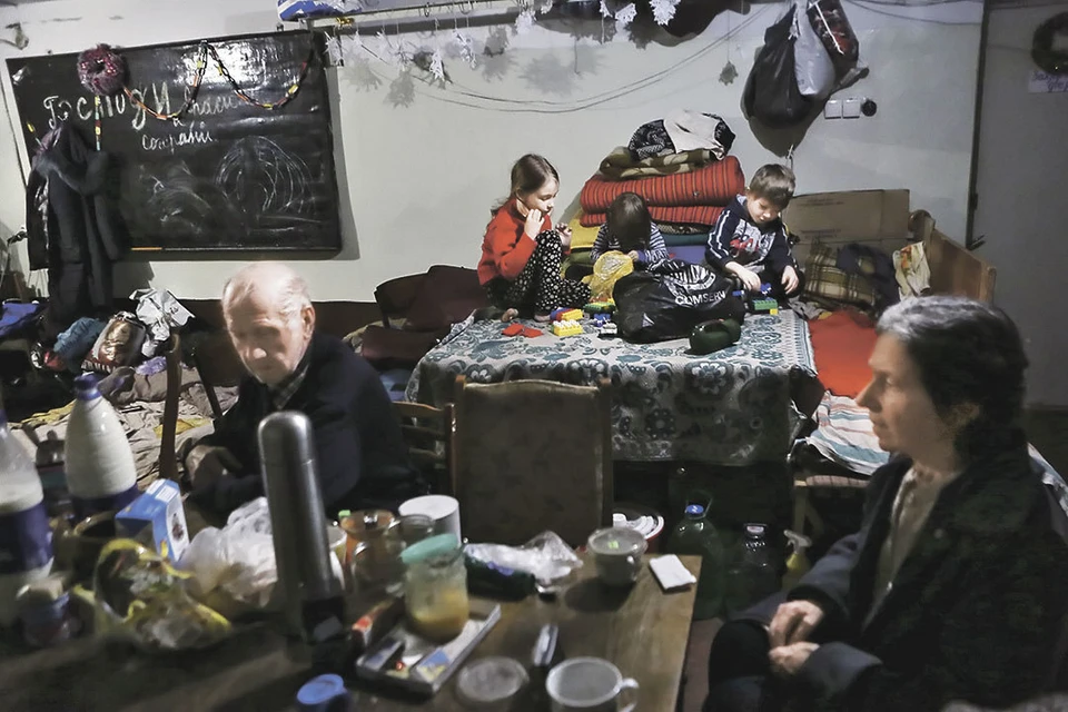 В Дебальцеве, спасаясь от обстрелов и бомбежек украинской армии, дети, женщины и старики перешли жить в сырые и холодные подвалы.