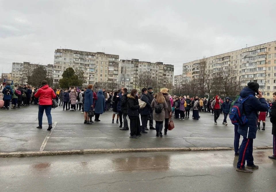 В третей школе Симферополя провели эвакуацию из-за сообщений о минировании. Фото: пресс-служба администрации Симферополя/telegram