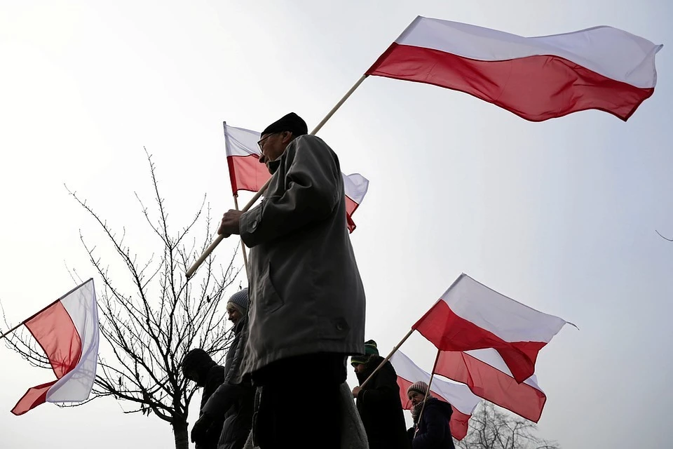 Вандалы в Польше выбили стекла в окнах российского посольства