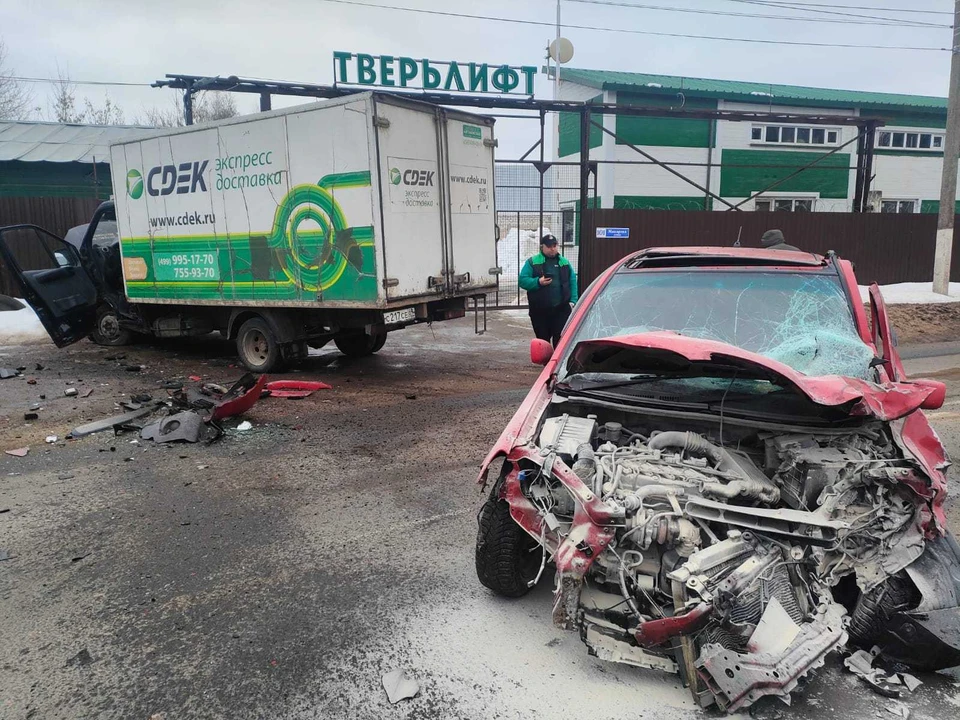 На улице Макарова в Твери столкнулись два автомобиля. Фото: УГИБДД по Тверской области