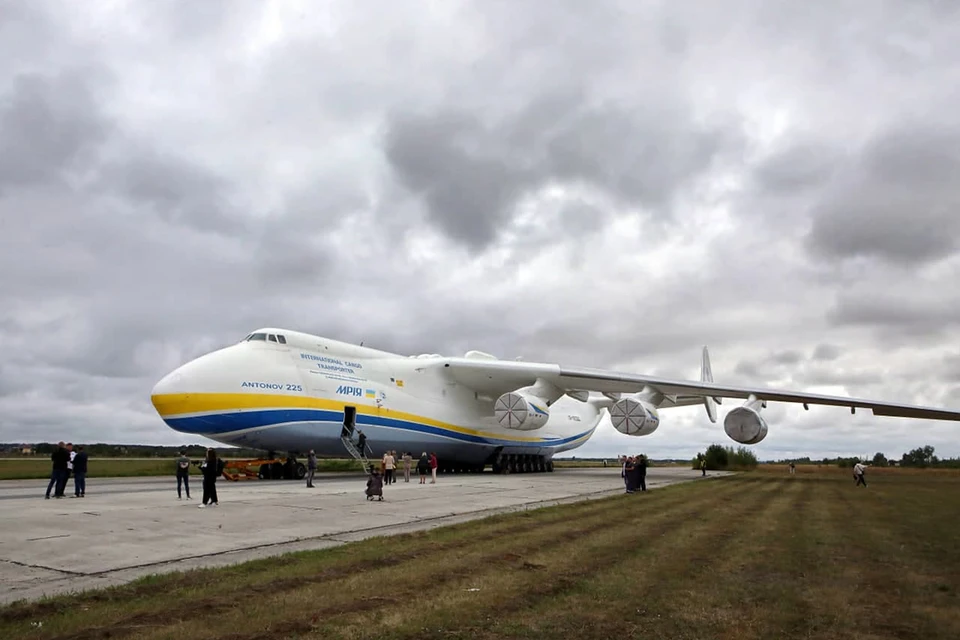Самый большой в мире грузовой самолет уничтожен на аэродроме под Киевом.