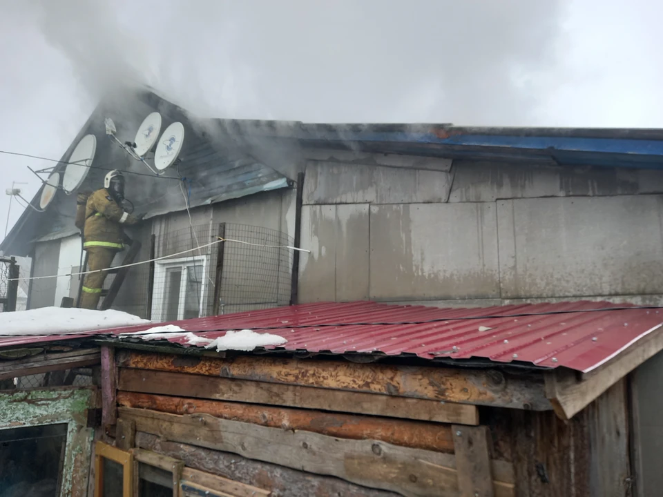 Пожар охватил частный дом в райцентре Нарышкино