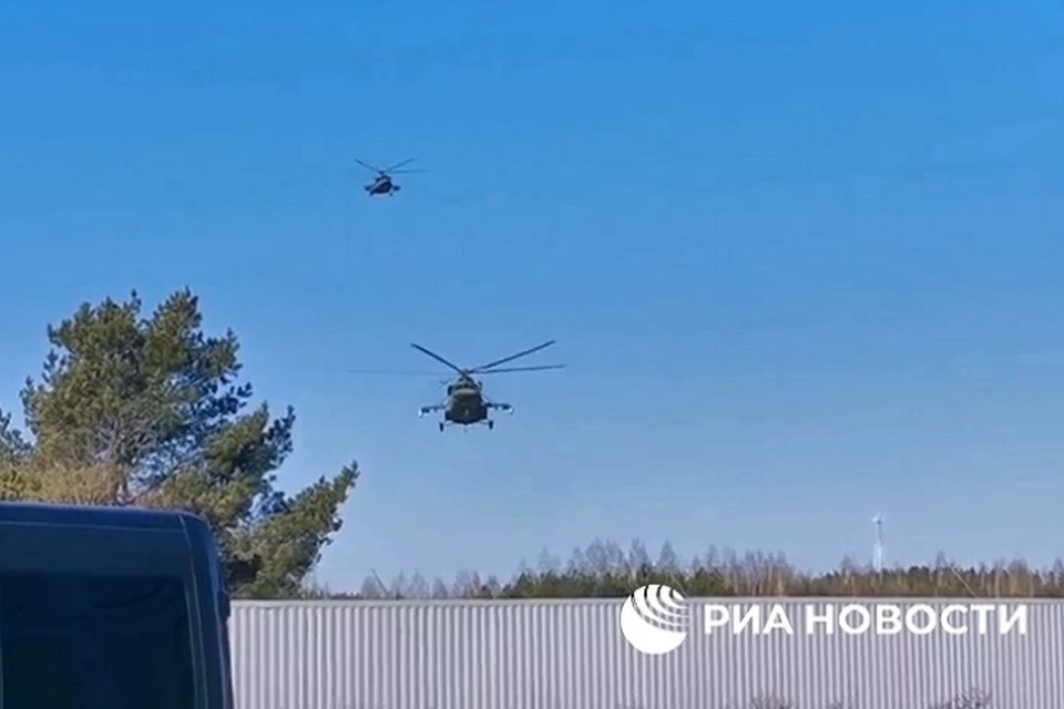 Украинская делегация прибыла на переговоры на вертолетах из Польши. Скрин видео "РИА Новости"