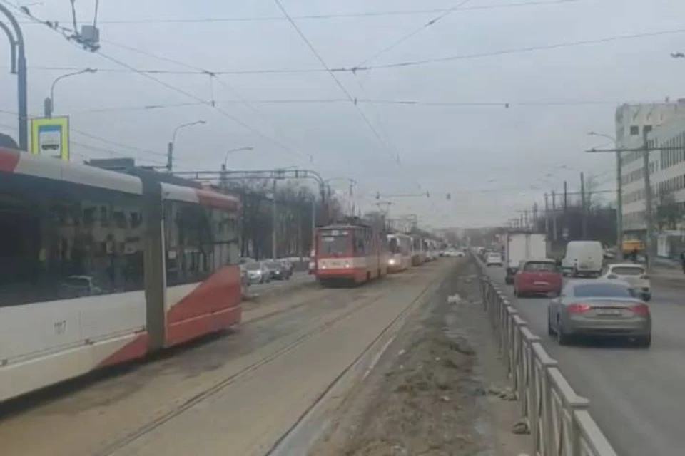 Трамваи встали в пробку в Петербурге утром 28 февраля