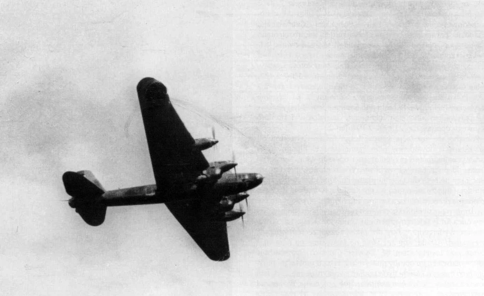 Тяжелый бомбардировщик дальнего действия ТБ-7 (АНТ-42, Пе-8) в полете.