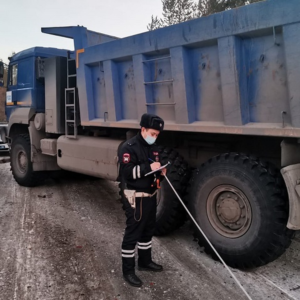 В уральском поселке Ис легковушка влетела в самосвал: двое погибли - KP.RU