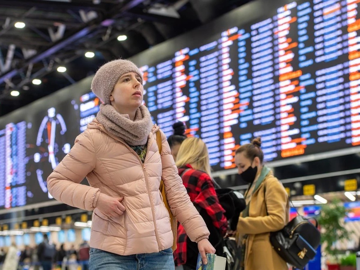 туристы в россии. туристы в крыму. тысячами туристов. пизанская башня италия и туристы. тысячами туристов.