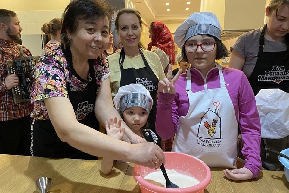Детей и их родителей научили, как приготовить вкусное тесто для блинов. Фото: Александра Киреева