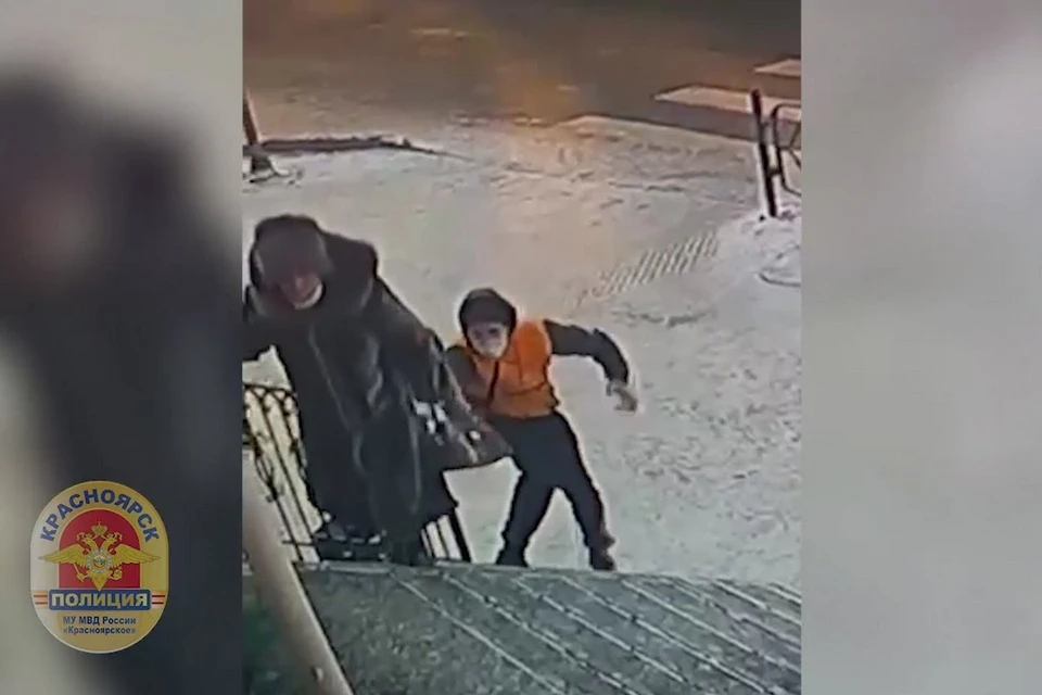 В Красноярске задержан серийный грабитель, нападавший на женщин. Стоп-кадр видео