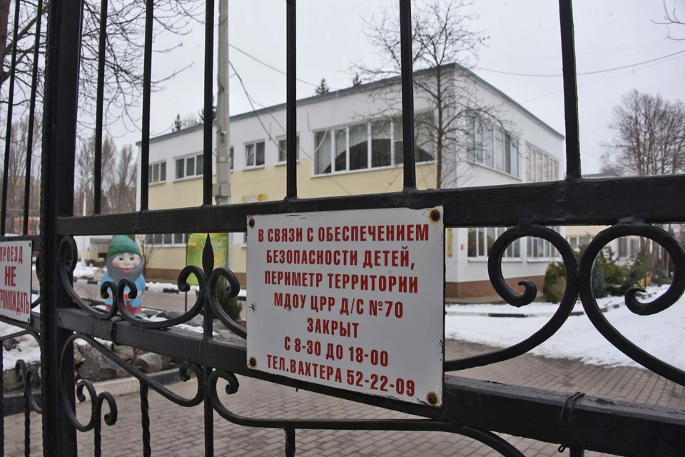 На всех входах и выходах установлены запорные устройства и кодовые замки.