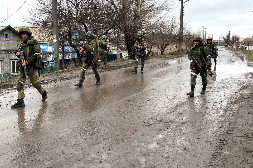 Бойцы ДНР в освобожденном накануне поселке Талаковка.